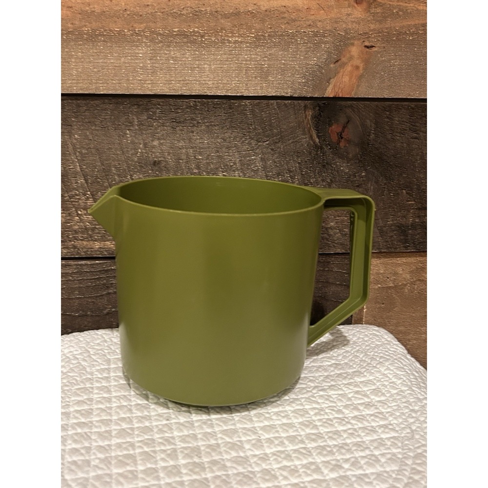 Vintage Rubbermaid 2745‎ Avacado Green With White Lid 1 .5 Quart Pitcher Retro